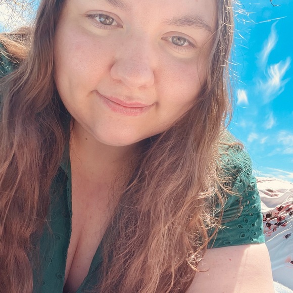 Meet your Posher, Cynthia - Picture 1 of 1